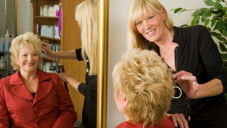 how-to-cover-gray-roots-and-thinning-hair-in-30-seconds-(step-by-step-demo)-|-sixty-and-me-–-from-sixtyandme.com